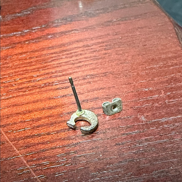 Vintage initial “C” earrings one clip on, one stud - Picture 6 of 6